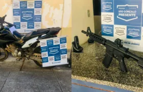 Policiais apreendem arma falsa e moto roubada no Mutuá, em São Gonçalo