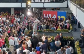 Lula é recebido por cerca de 8 mil evangélicos em São Gonçalo