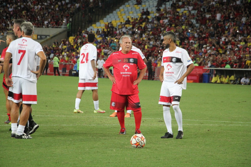 Carlos Germano pega pênalti de Zico e é vaiado no 'Jogo das