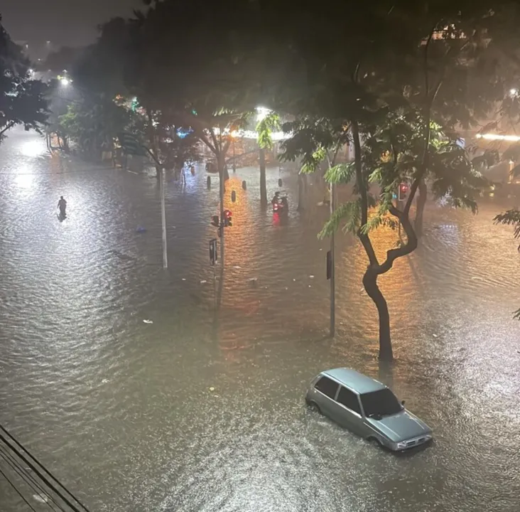 Chuva no bairro da Glória deixa carro submerso