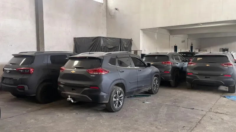 De acordo com os agentes, parte deles estava sendo customizada para se passar por viaturas policiais