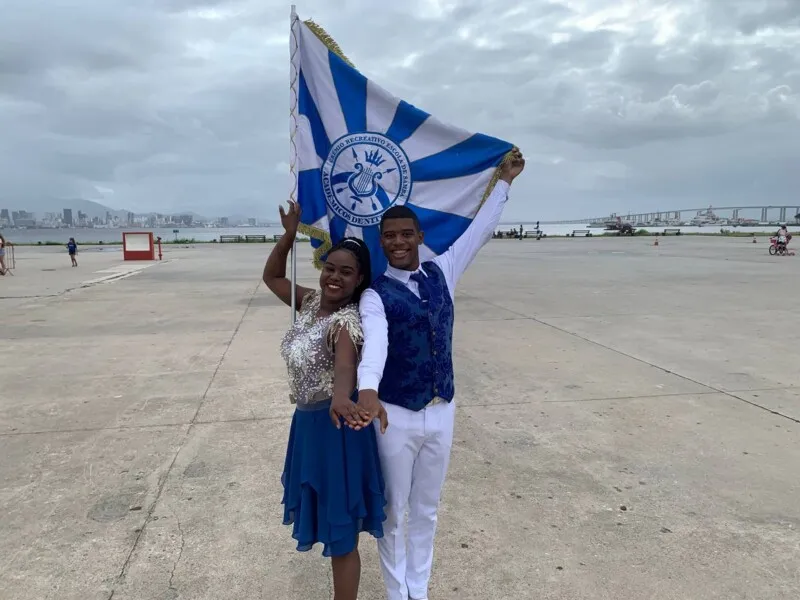 João Oliveira e Duda Martins formam o novo 1º casal de Mestre-sala e Porta-bandeira da Caçulinha da Série Ouro