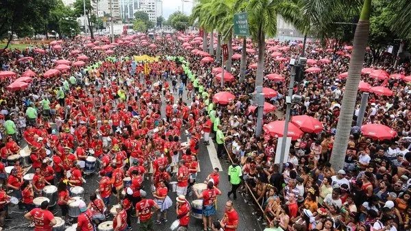um dos blocos mais aguardados é o Fervo da Lud, que agita o Centro do Rio nesta manhã de terça