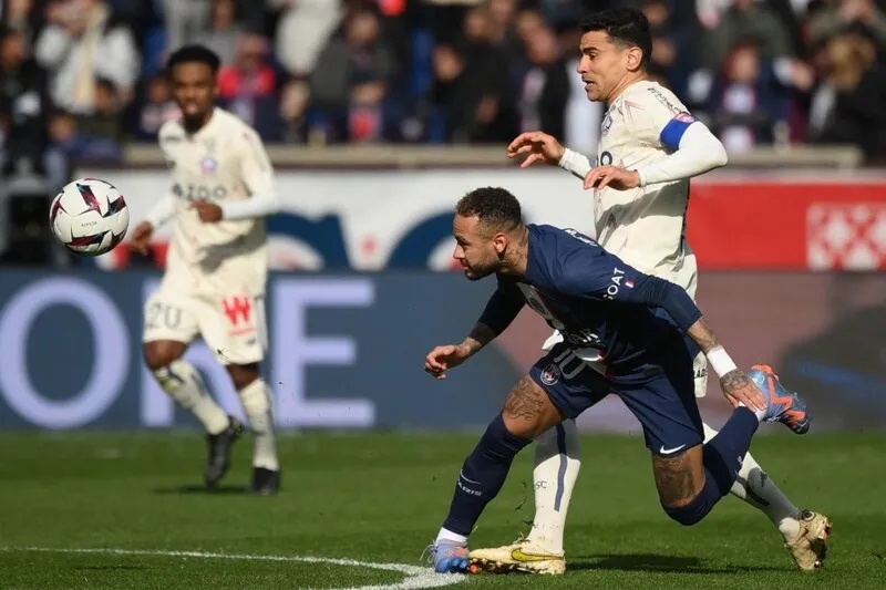 Neymar torceu o tornozelo direito em uma disputa de bola durante a partida contra o Lille