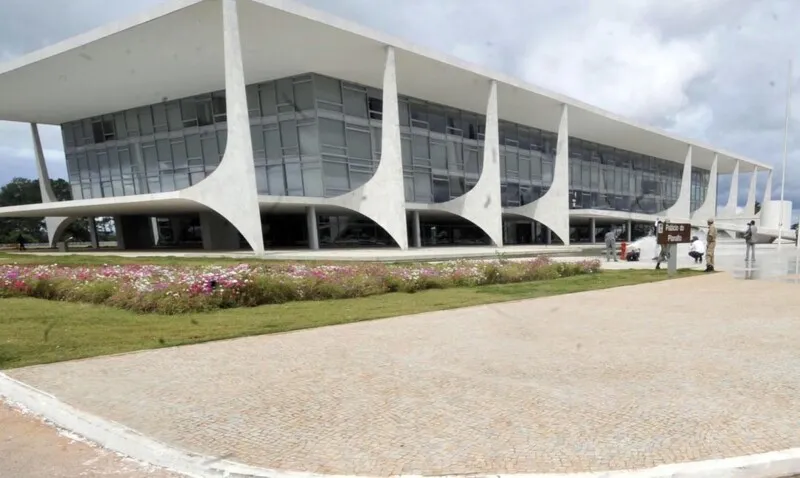 As indicações eram para cargos em órgãos públicos, agências reguladoras e embaixadas do Brasil no exterior, e ainda estavam pendentes de aprovação do Congresso Nacional