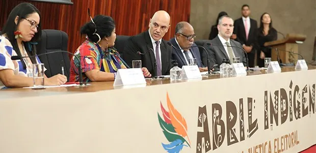 Ministro Alexandre de Moraes e a ministra dos Povos Indígenas, Sonia Guajajara, estiveram entre os participantes da mesa de debate