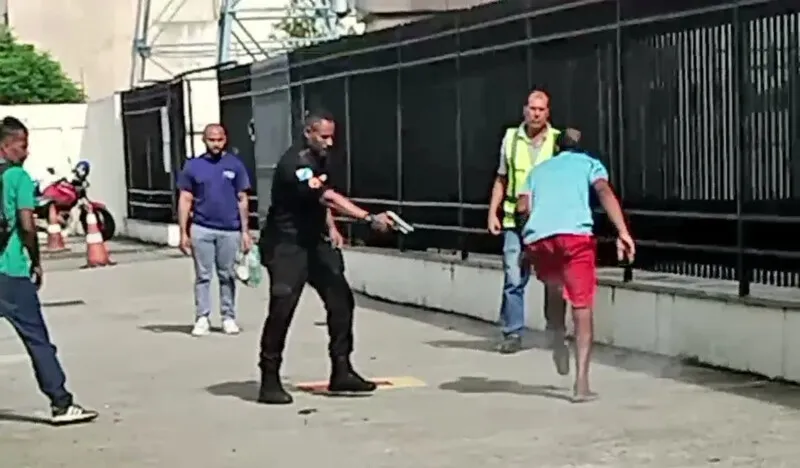 Momento em que agente da PM efetua os disparos foi filmado por pedestres