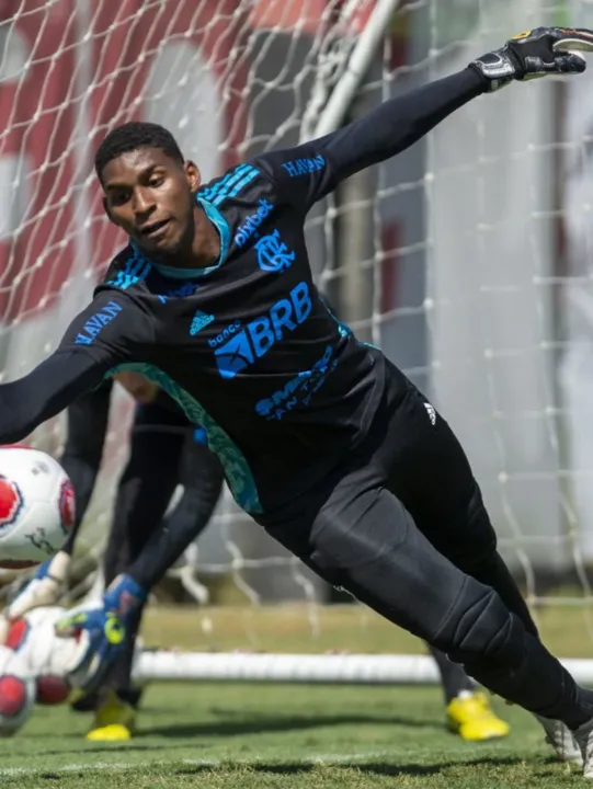 Goleiro ficará de fora