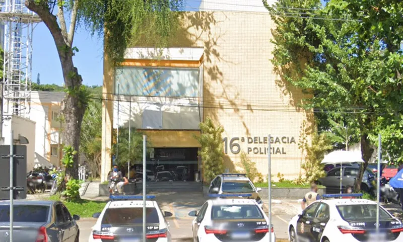 Conhecido como "Chelsea", acusado trocou tiros com policiais antes de ser capturado e levado para a 16ª DP (Barra da Tijuca)