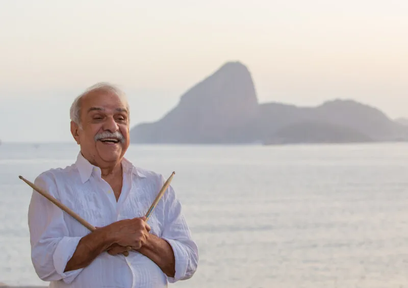 Chico já dividiu o palco com nomes como Tom Jobim, Frank Sinatra, Chico Buarque, Ella Fitzgerald, Cat Stevens e The Doors