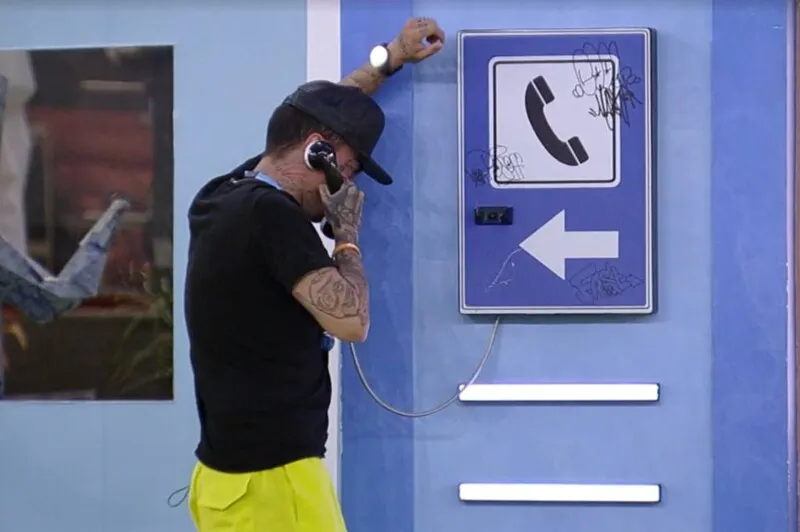 MC Guimê atende o Big Fone que voltou a tocar no fim da tarde desta quarta-feira