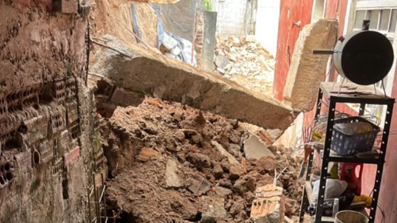 Família não sabe quando vai poder voltar para casa agora que muro desabou e orçamento estourou limite previsto