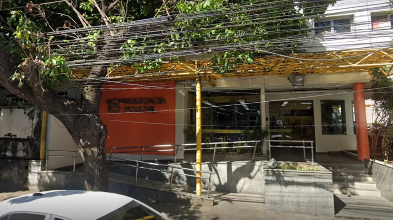 Motocicleta do suspeito e carro da vítima foram levados para a 18ª DP (Praça da Bandeira)
