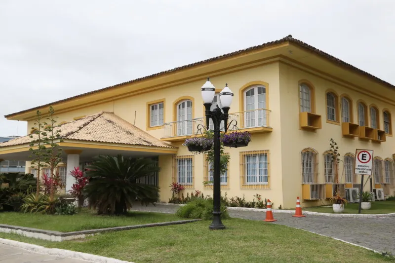 Agentes da Polícia Civil estiveram na Prefeitura depois que Procuradoria-Geral confirmou falsidade do documento