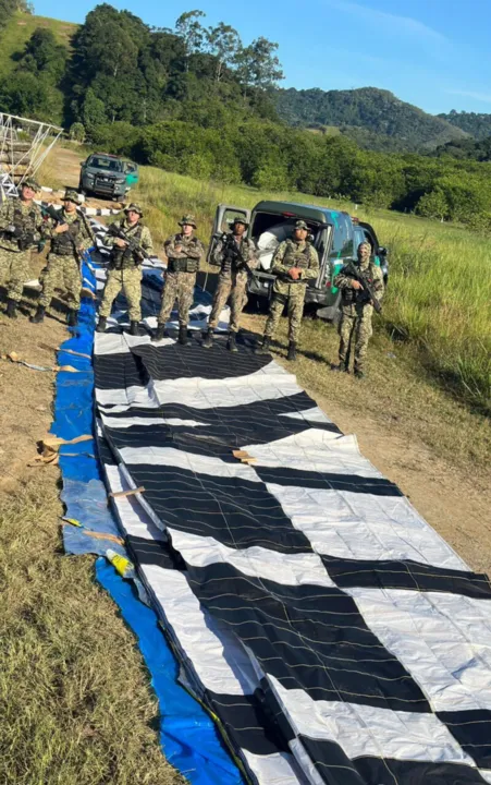 Os policiais chegaram ao local ainda na madrugada