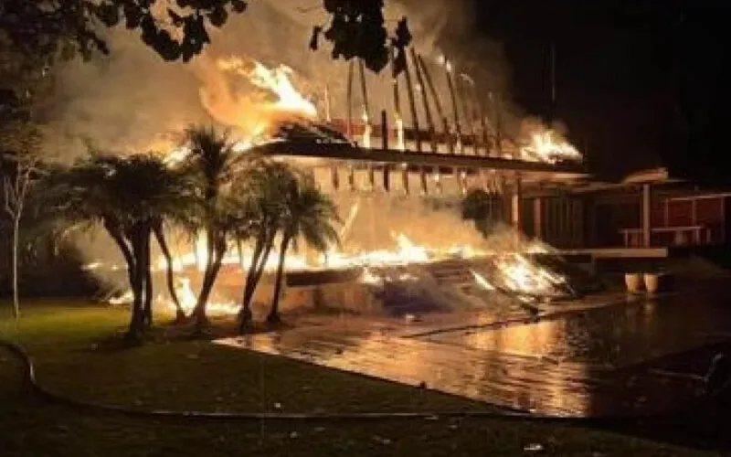 Fogo teria iniciado em uma cabana de madeira, que foi destruída pelas chamas