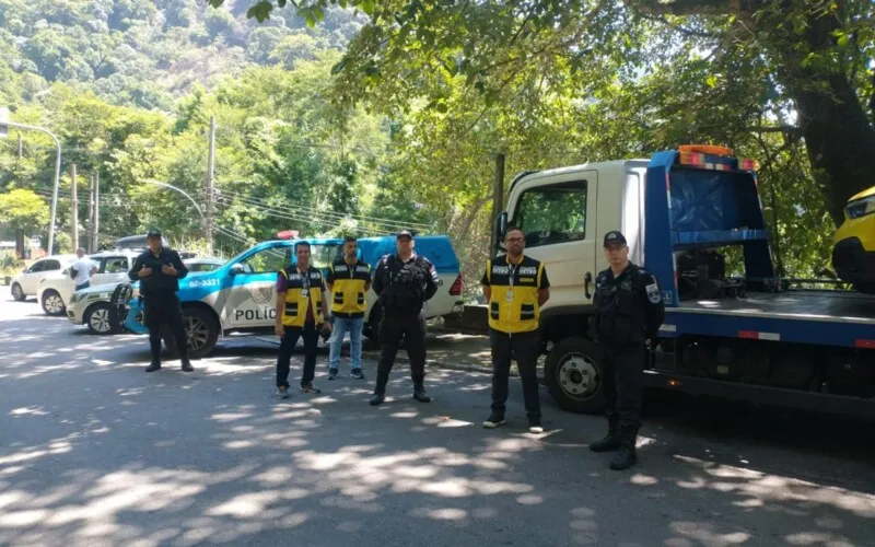 Durante a fiscalização, foram multados e apreendidos três táxis regulamentados pela Prefeitura do Rio que cobravam preço fechado