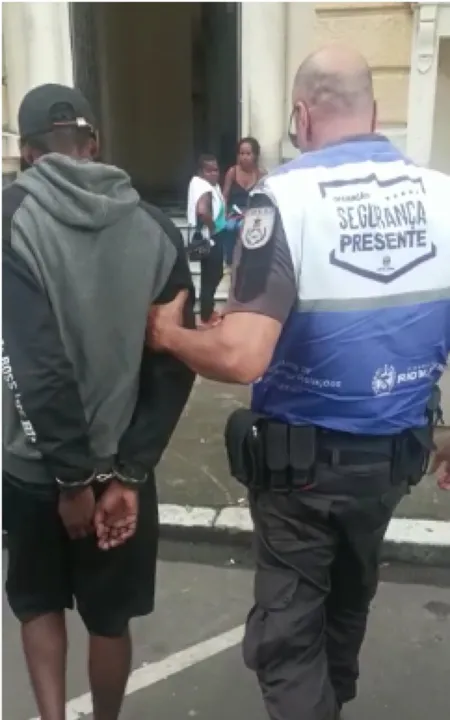 Suspeito foi encontrado na avenida Visconde Rio Branco; comparsa não foi localizada