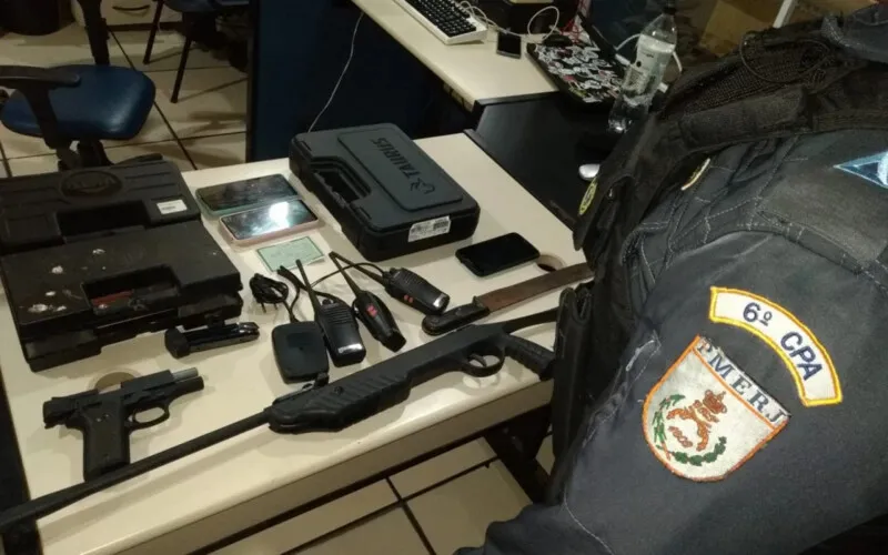 Pistola, espingarda, facão e canivete foram apreendidos na residência