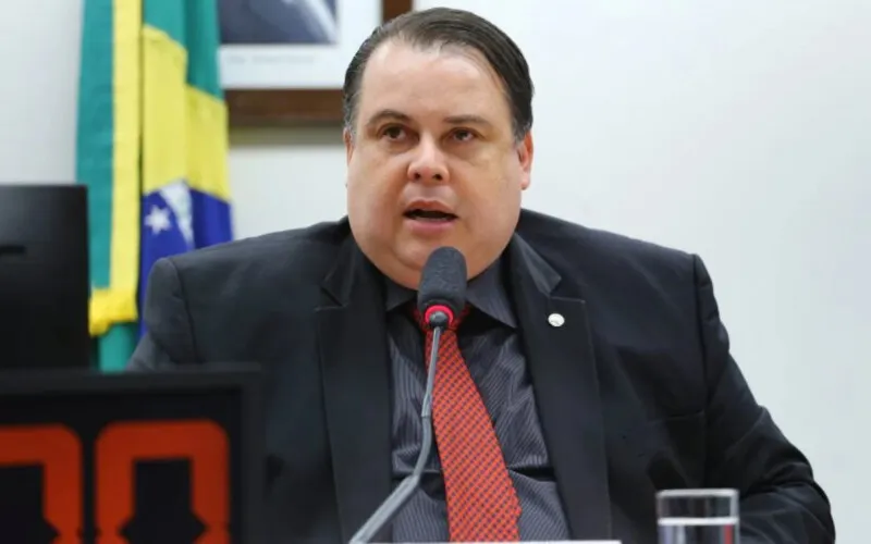 Deputado do DF também propõe aumentar de 16 para 18 anos a idade mínima para terapias hormonais