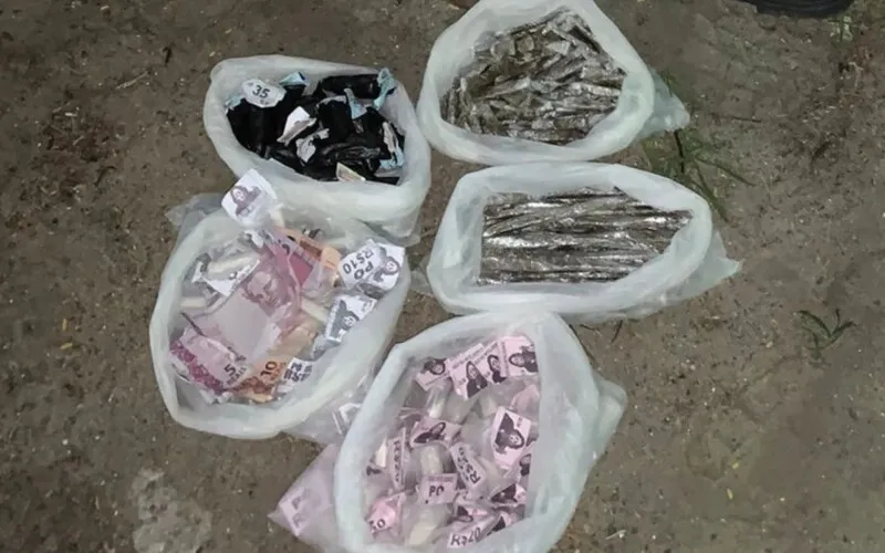 Suspeito e drogas foram levados para a delegacia local e, em seguida, encaminhado para a Central de Flagrantes