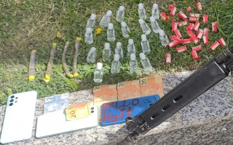 Maconha, cocaína e lança-perfume foram encontrados na residência