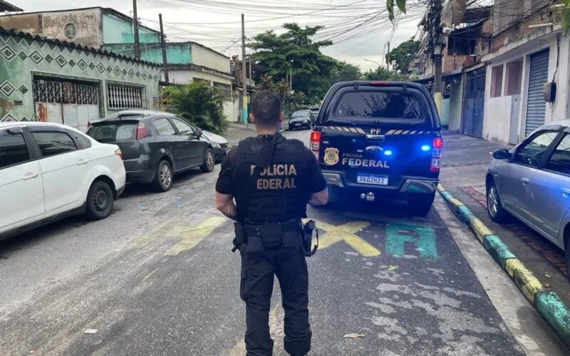 Na ocasião, agentes cumpriram dois mandados de prisão preventiva e dois mandados de busca e apreensão