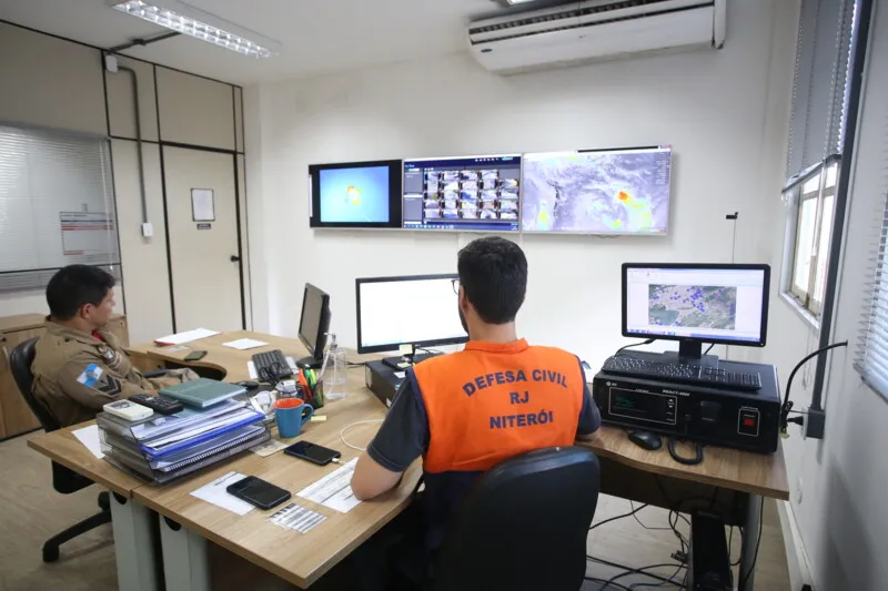 Segundo o Centro de Monitoramento e Operações, o tempo ficará instável no município, com previsão de pancadas de chuva moderada a forte acompanhadas de raios e rajadas de vento