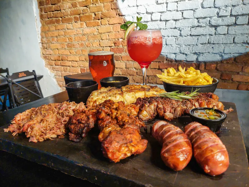 Restaurante na Parada 40 mistura influências do churrasco latino com americano