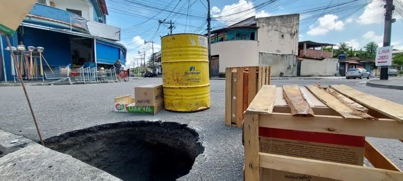 A cratera abriu junto à principal galeria de esgoto da localidade