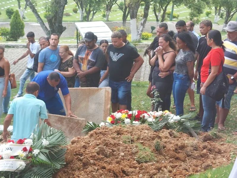 Morto no último domingo (26/02), homem foi enterrado por volta das 16h desta segunda (27/02)