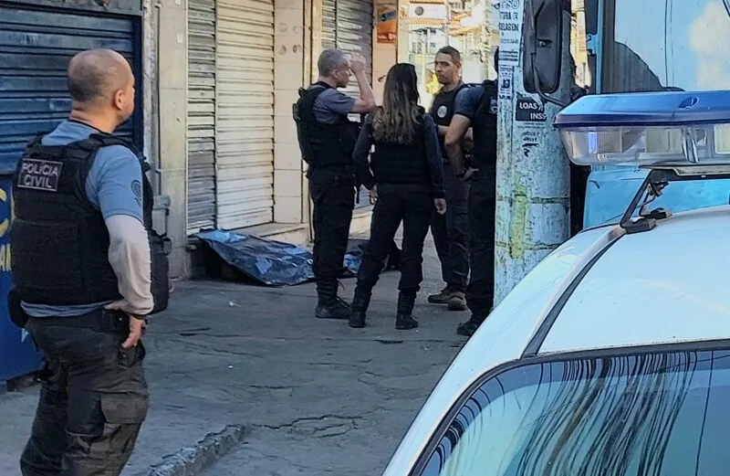 A vítima, que vestia blusa preta e bermuda verde, foi encontrada pouco antes das 6h da manhã