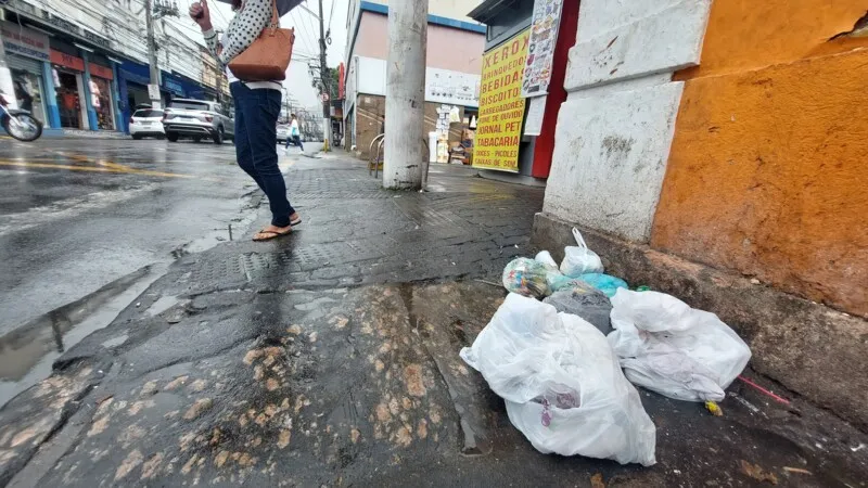 Segundo a Prefeitura de Niterói, na área do centro da cidade são realizados serviços de varrição, capina, coleta de resíduos, coleta domiciliar e lavagem diária das calçadas