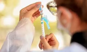 Indígenas recebem vacinas bivalentes contra a covid