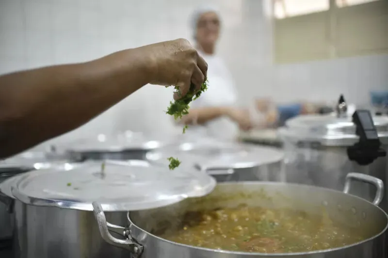 Cozinheira conta que profissionais têm adoecido por conta da sobrecarga de trabalho