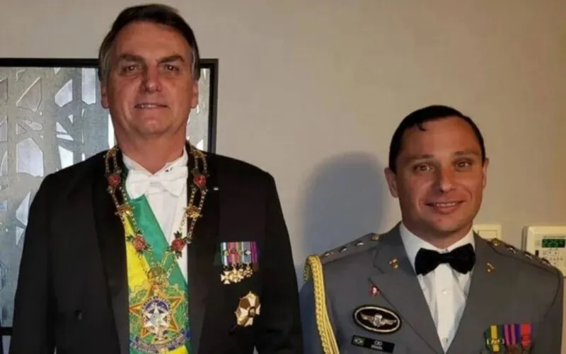 Ex-presidente Jair Bolsonaro ao lado do ex-ajudante de ordens Mauro Cid