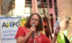 Ministra garantiu reajuste das bolsas de pesquisa