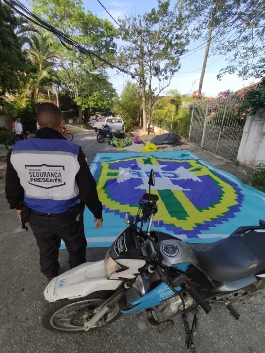 Além dos dois balões, foram apreendidas as bandeiras que cada um deles carregava
