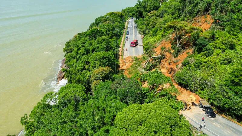 Rodovia ficou bloqueada após deslizamento