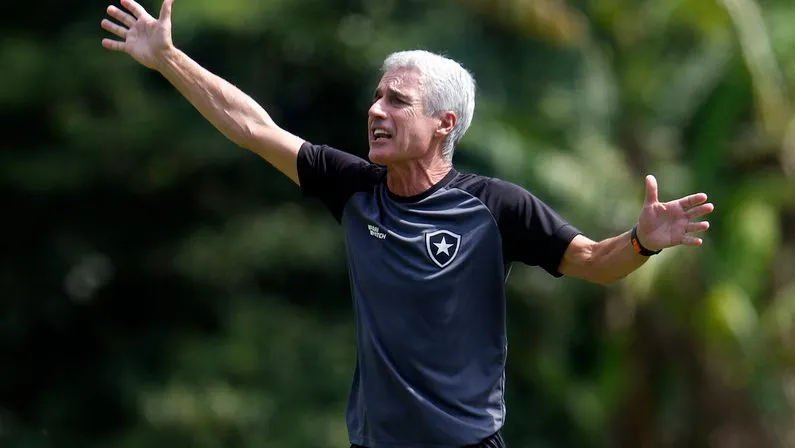Segundo Luís Castro, forte presença policial acaba deixando imagem ruim do futebol brasileiro no exterior