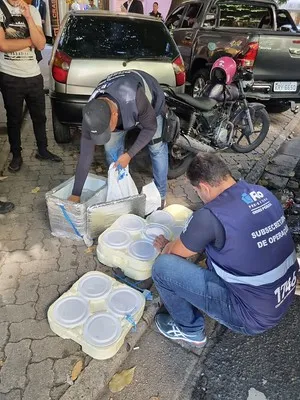 Na operação, foram apreendidas 130 quentinhas, 66 bebidas, 63 isopores, 7 bancos , um carrinho e uma máquina de cartão .