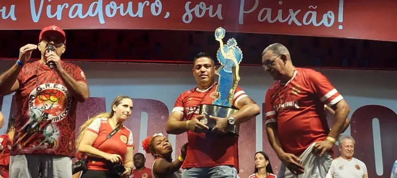 Troféu é exibido com orgulho no palco da agremiação