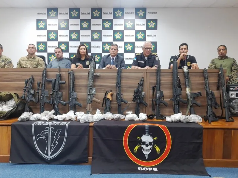 Entre os 13 fuzis apreendidos, estavam os modelos AR-15, HK762, AK-47 e uma  pistola Glock 45