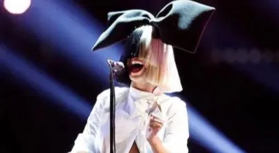 Sia é dona dos hits "Chandelier" e "Cheap Thrills"