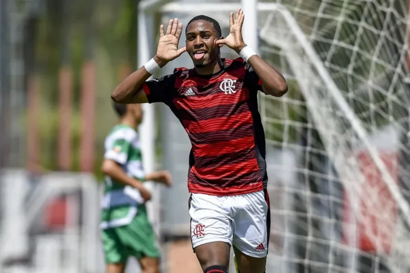 Jovem destronou título de Vini Jr. que tinha marcado primeiro gol pelo profissional aos 17 anos