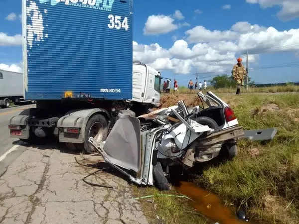 Acidente entre um carro de passeio e uma carreta