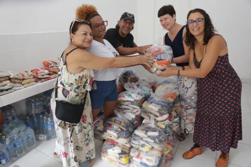 Ao todo, foram 120 kits montados com alimentos doados