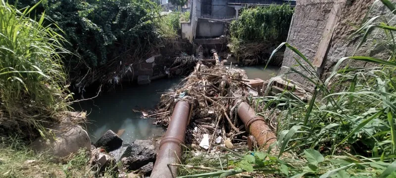 Lixo acumula na tubulação atrapalhando escoamento