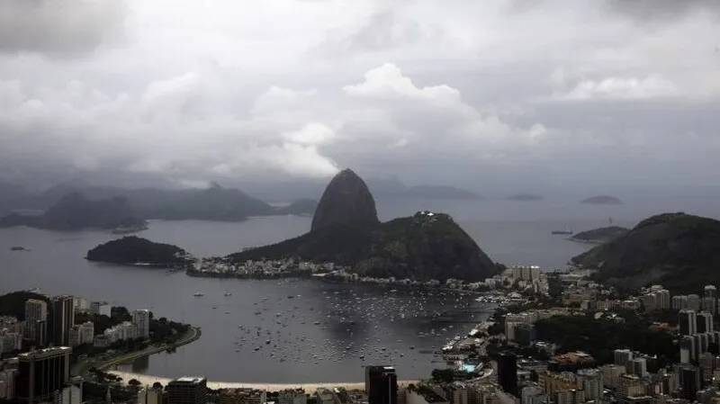 Segundo o sistema meteorológico da cidade Alerta Rio, há uma frente fria chegando na cidade vinda pelo oceano