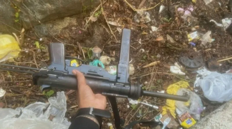 Fuzil e submetralhadora apreendidos durante operação da PM no Morro do Fubá